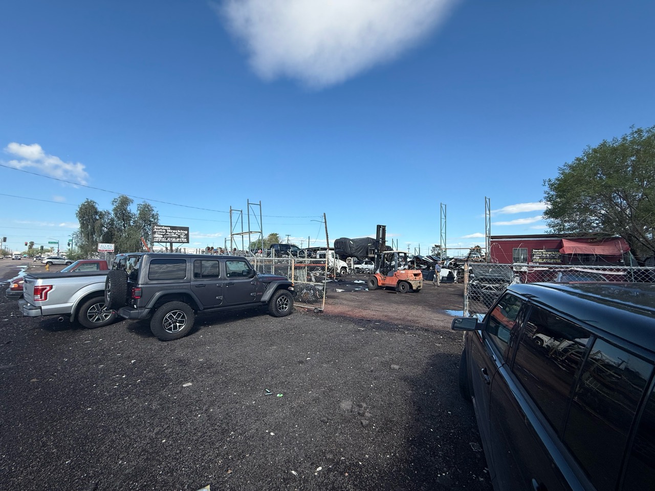 Vehicles and working space at the auto parts yard